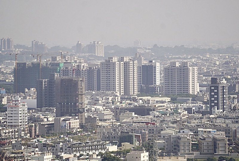 高雄市長陳其邁24日表示,高雄市會推動囤房稅,因為房屋是用來居住使用,不是用來囤積炒作,地方政府對房屋稅有調整空間,會經過市政會議跟議會,以自治條例方式處理。圖為高雄市區景色。中央社記者董俊志攝 110年11月24日 (圖:中央社)