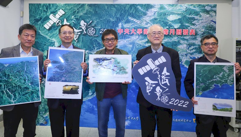 國立中央大學24日上午舉行2022衛星影像月曆發表記者會,導演梁修身(中)到場,暢談當年電影拍攝過程。中央社實習記者蕭宇軒攝 110年11月24日 (圖:中央社)