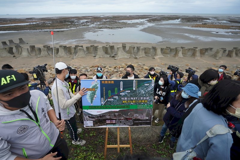 總統蔡英文25日到桃園觀新藻礁(圖)、大潭藻礁與大潭電廠視察,蔡總統抵達前,相關人員準備簡報圖表資訊。中央社記者徐肇昌攝 110年11月25日 (圖:中央社)
