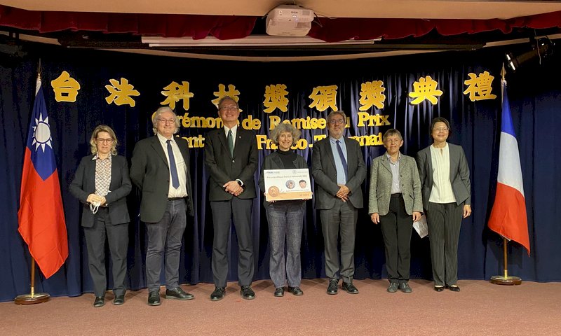 第23屆台法科技獎頒獎典禮24日於駐法代表處舉行,由駐法代表吳志中(左3)、法蘭西自然科學院院長佛蘭德倫(右3)及院士艾森斯坦(右2)共同主持。在代表處科技組組長林靜怡(右1)介紹下,頒獎給得獎團隊中一位得獎人法國國家科學研究中心資深研究員杜夏尼(中)。中央社記者曾婷瑄巴黎攝 110年11月25日 (圖:中央社)