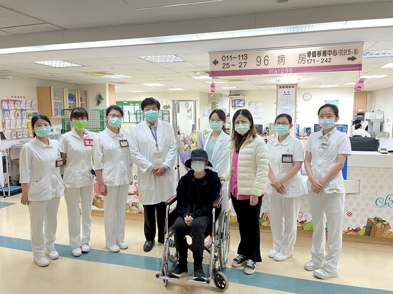 台中市宋姓男大生(中)遭瑪莎拉蒂富少等人毆打重傷在台中榮總救治,25日辦理出院,宋男母親(右3)表示,很感謝台中榮總對兒子的完善照顧。(台中榮總提供)中央社記者郝雪卿傳真 110年11月25日 (圖:中央社)