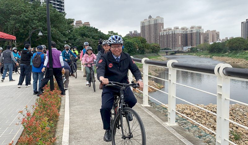 桃園市政府斥資新台幣1億1500萬元改善南崁溪水岸,打造全長27公里的自行車路網空間,25日正式啟用;市長鄭文燦(前)騎車體驗自行車廊道。中央社記者葉臻攝 110年11月25日 (圖:中央社)