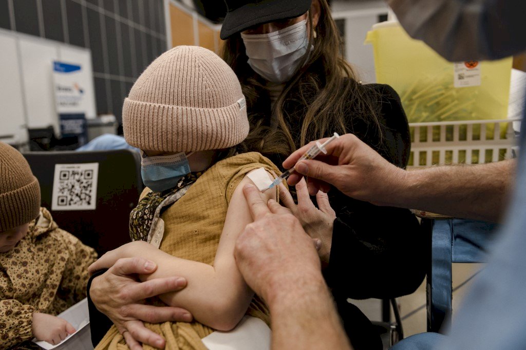 加拿大開始為5-11歲孩童接種輝瑞疫苗