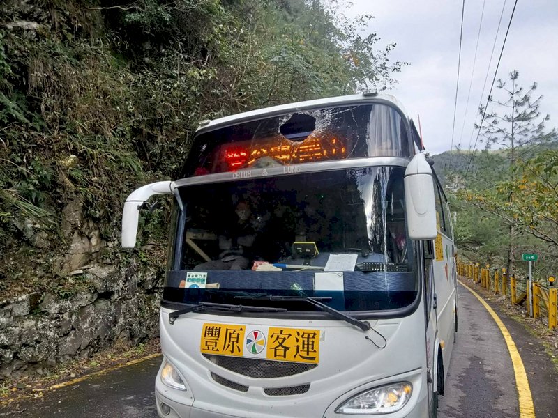 一輛豐原客運開往台中市和平區德基地區的公車,27日行經中橫便道時不慎遭落石擊中,幸車上15人無受傷。(公路總局提供)中央社記者蘇木春傳真 110年11月27日 (圖:中央社)