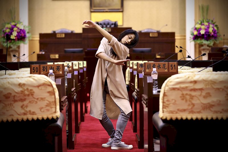 旅德17年返台的舞蹈家吳思瑋,在故鄉彰化成立聲舞團推動表演藝術,今年新作「一杯眾人的咖啡」將以彰化縣議會議事廳作為表演場域,重新建立、拓展空間與人的連結,展開新對話,找尋彰化的各種可能性。(黃書萍提供)中央社記者吳哲豪傳真 110年11月27日 (圖:中央社)