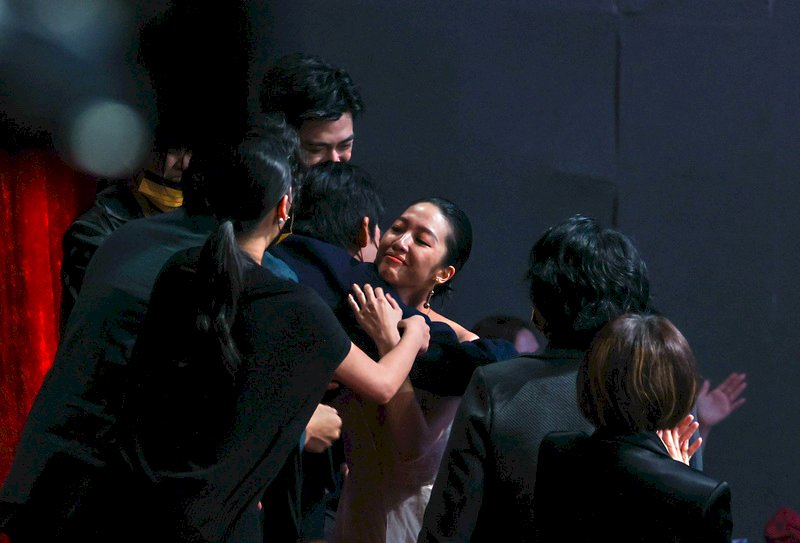 第58屆金馬獎27日晚間隆重舉行頒獎典禮,演員王渝萱(中)以電影「該死的阿修羅」拿下本屆最佳女配角,獲獎當下身邊友人皆送上擁抱與祝賀。中央社記者鄭清元攝 110年11月27日 (圖:中央社)