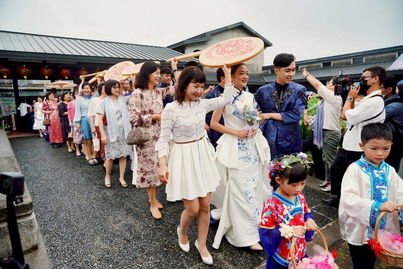 高雄市政府客家事務委員會28日舉辦「2021客家婚禮」,35對新人依照客家婚俗,在美濃湖畔互許終生。(高雄市客委會提供)中央社記者蔡孟妤傳真 110年11月28日 (圖:中央社)