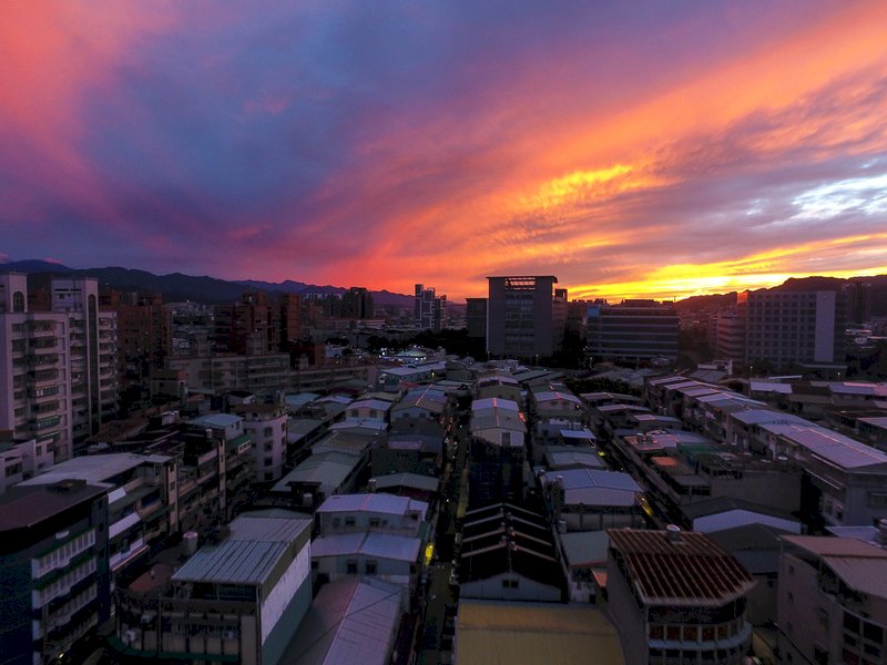 北部地區28日氣溫回升,天氣舒適宜人,傍晚天空雲彩美麗多變,引人注目。中央社記者王騰毅攝 110年11月28日 (圖:中央社)