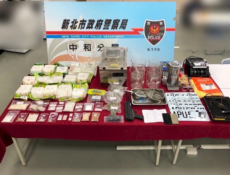 新北市中和警方10月間曾查獲一起毒品案,經溯源追查王姓藥頭,日前在桃園中壢區某鐵皮屋的毒品分裝廠,查獲安非他命逾13公斤及各種毒品。(翻攝照片)中央社記者王鴻國傳真 110年11月29日 (圖:中央社)