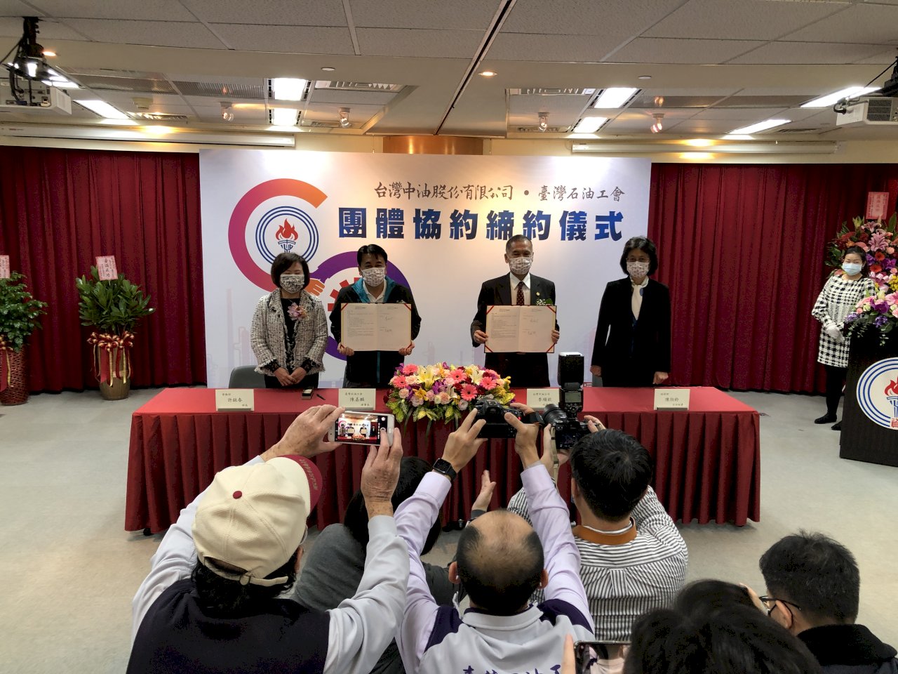 睽違41年 台灣中油與工會簽訂團體協約 納禁搭便車條款
