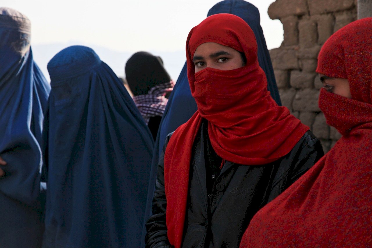 塔利班新措施 女子不戴頭巾家人連帶處分