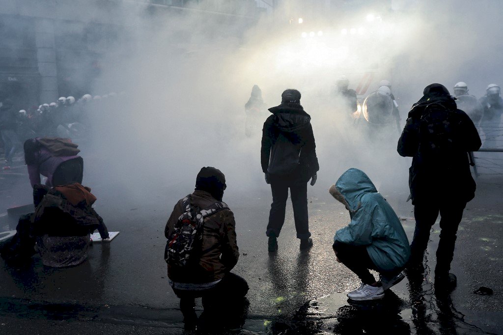 歐盟總部前示威 比利時反防疫抗爭再爆衝突