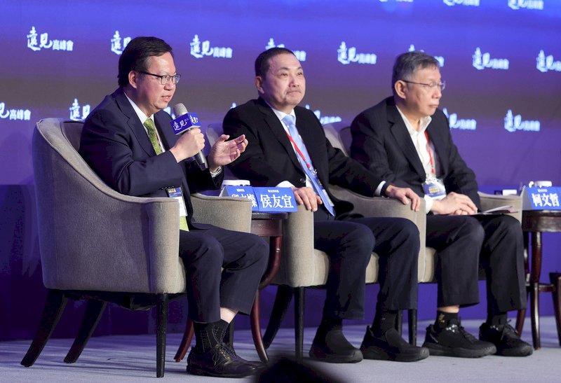 桃園市長鄭文燦(左起)、新北市長侯友宜、台北市長柯文哲7日出席第19屆遠見高峰會專題論壇,談論「北北桃 首都圈的城市抗疫學」,分享抗疫的心路歷程。中央社記者謝佳璋攝 110年12月7日 (圖:中央社)