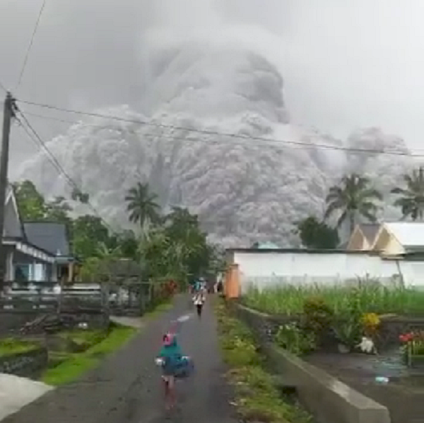印尼塞梅魯火山噴發 救災機構：增至34人死亡