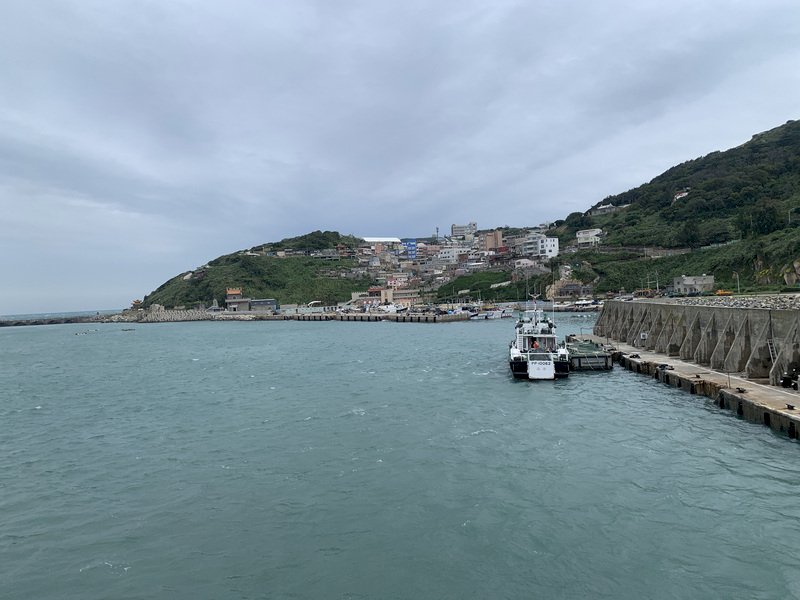 不明無人機兩度掠過東引上空 駐軍射擊信號彈驅離