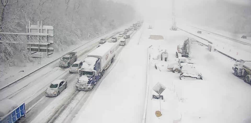 雪封公路27小時 美維吉尼亞州數千駕駛終於脫困