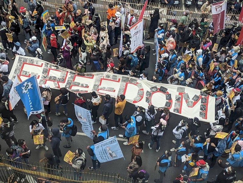 台灣移工聯盟16日舉辦「我要自由轉換」移工大遊行，約有400多名移工參與，途中高舉寫有FREEDOM的巨型布條。中央社記者張雄風攝  111年1月16日 (圖：中央社)