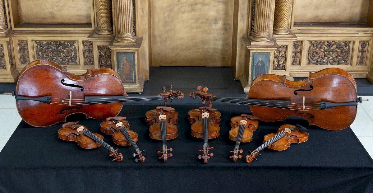 八把提琴演出三千年的歷史之聲