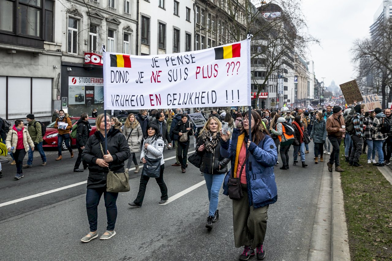比利時數千人遊行 抗議政府COVID-19疫情管制措施