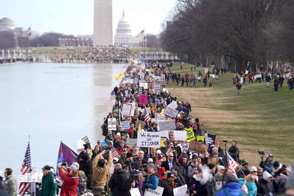 反對疫苗強制令 數千人在華盛頓遊行示威