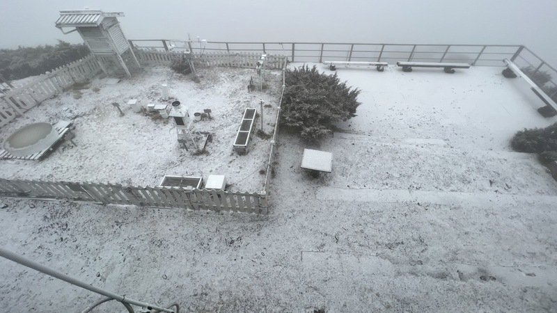 中央氣象局25日表示，玉山氣象站於清晨6時30分至7時下雪，稍停後於7時25分再度飄雪；地面一片雪白景象。（中央氣象局提供）中央社記者張雄風傳真  111年1月25日 (圖：中央社)
