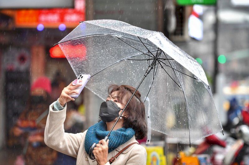 中部以北晚間起防大雨  3000公尺高山有望降雪