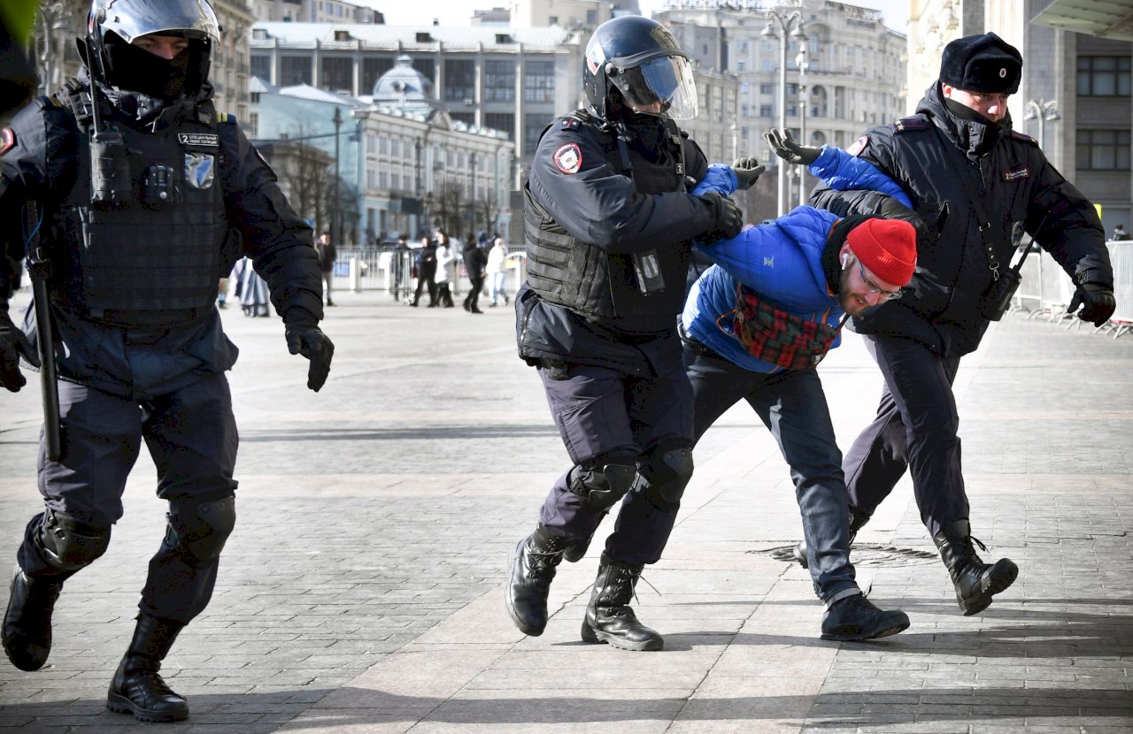 週日抗議入侵逾800人被捕 俄鎮暴警察頭盔有「Z」