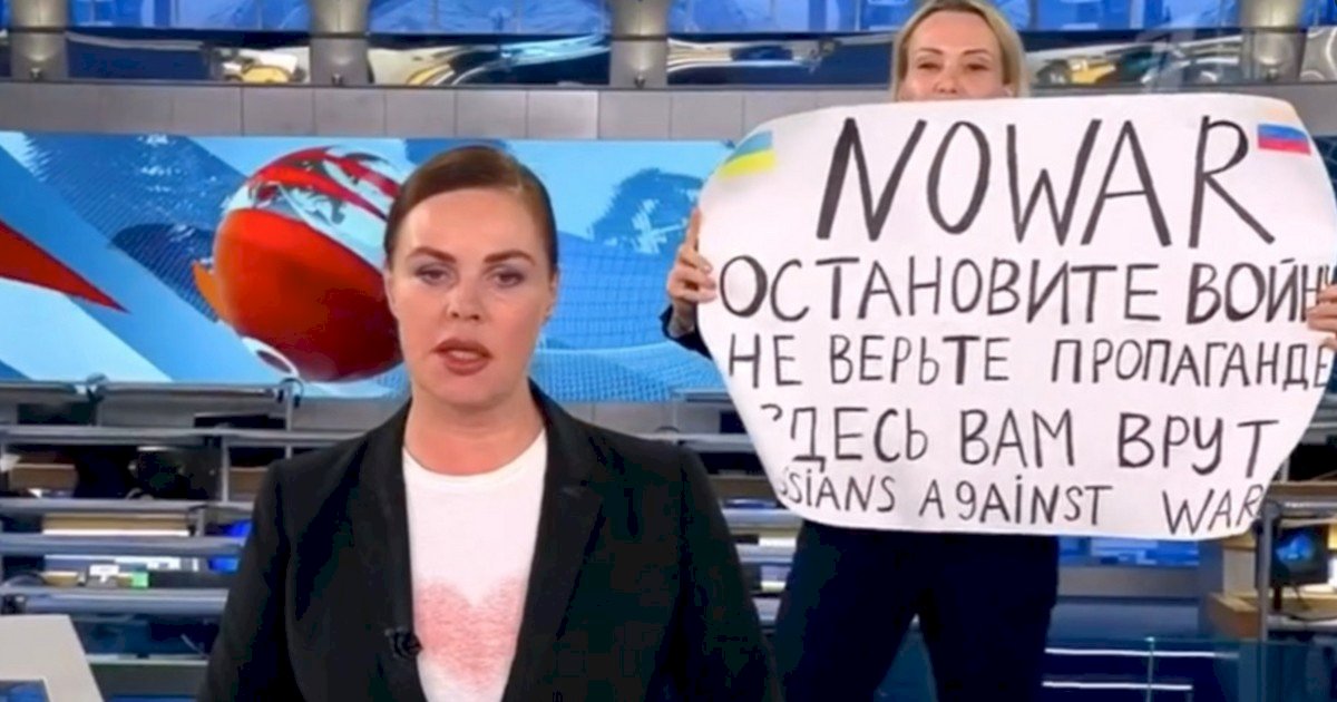 俄羅斯指標晚間新聞節目 異議員工持反戰標語闖入
