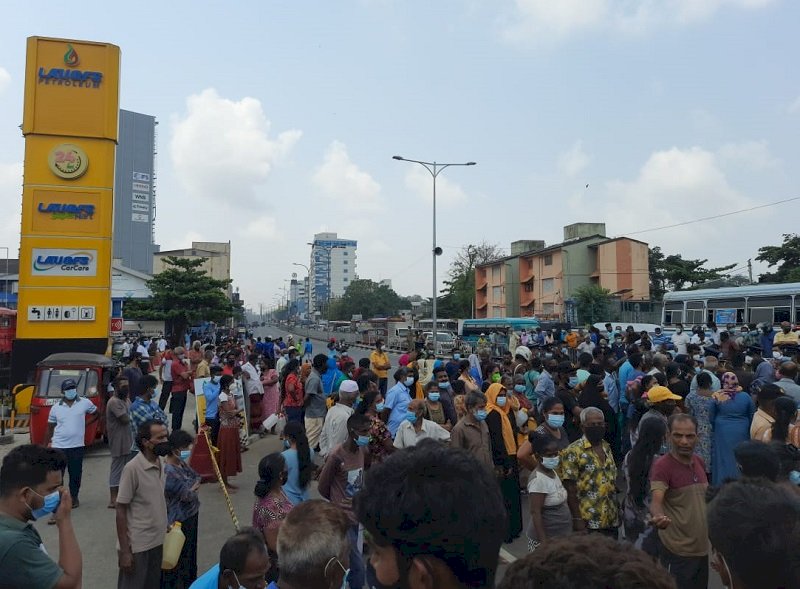 燃料短缺引發民眾抗議，斯里蘭卡軍隊進駐加油站