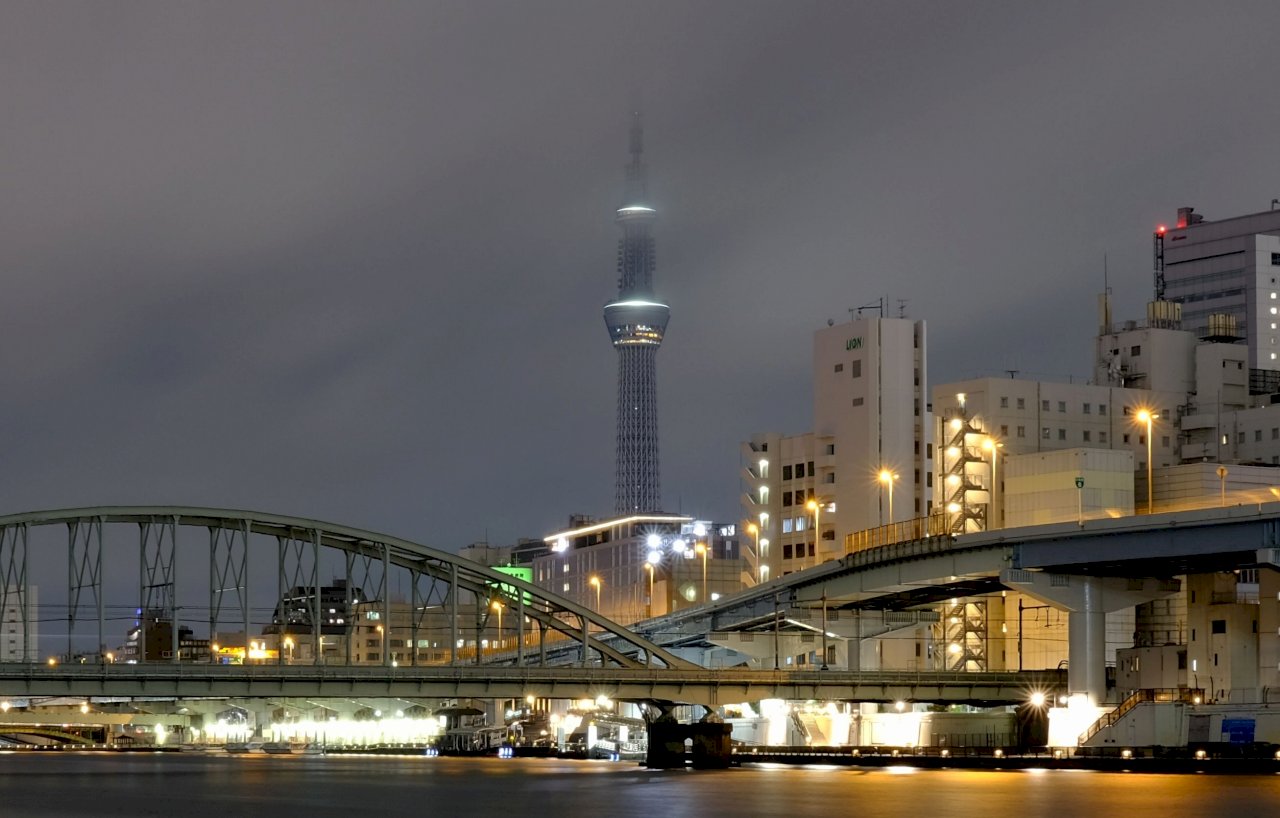 日本電力供給不足 東京晴空塔首見整晚熄燈
