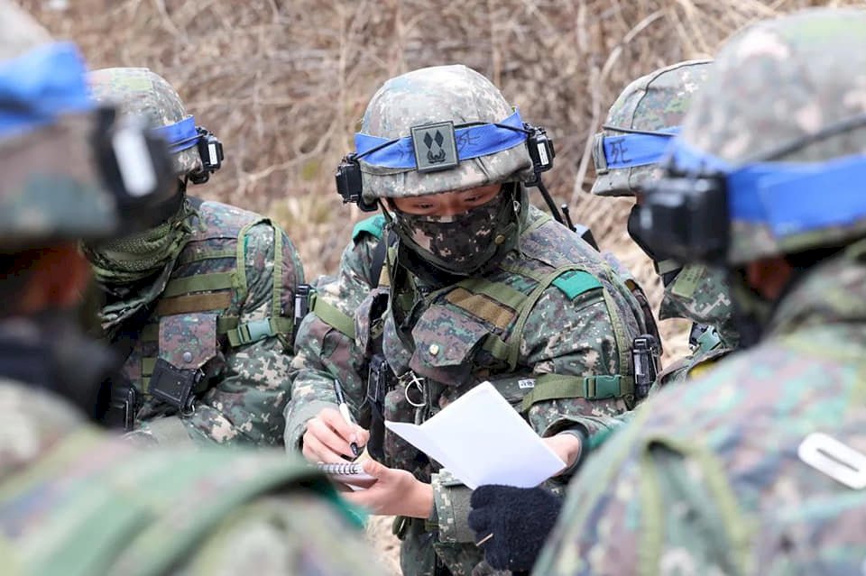 強化國防力量 南韓首度成功試射固體燃料太空火箭