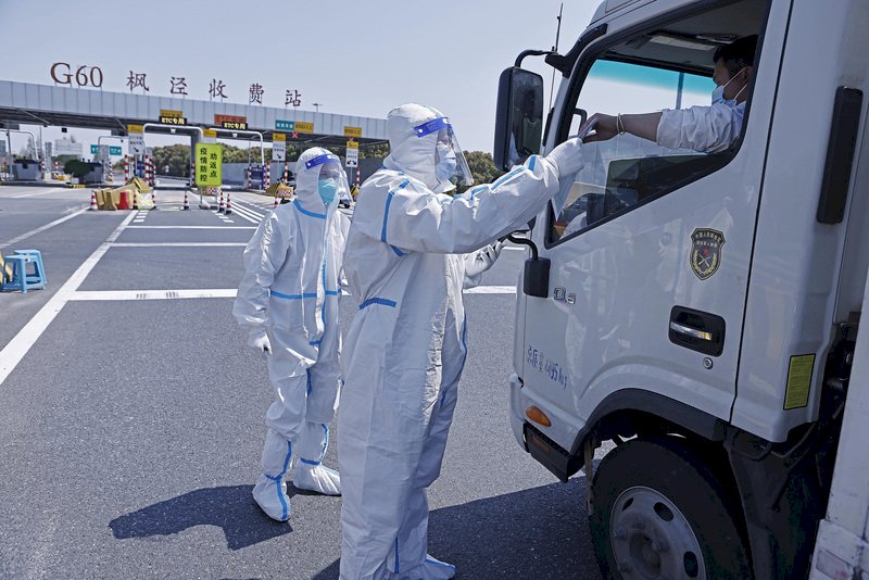 疫情各地封路 中國上千萬貨車司機被困物流受阻