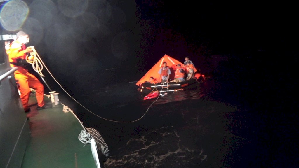 往返蘭嶼貨輪遭國際商船撞沉 9船員獲救