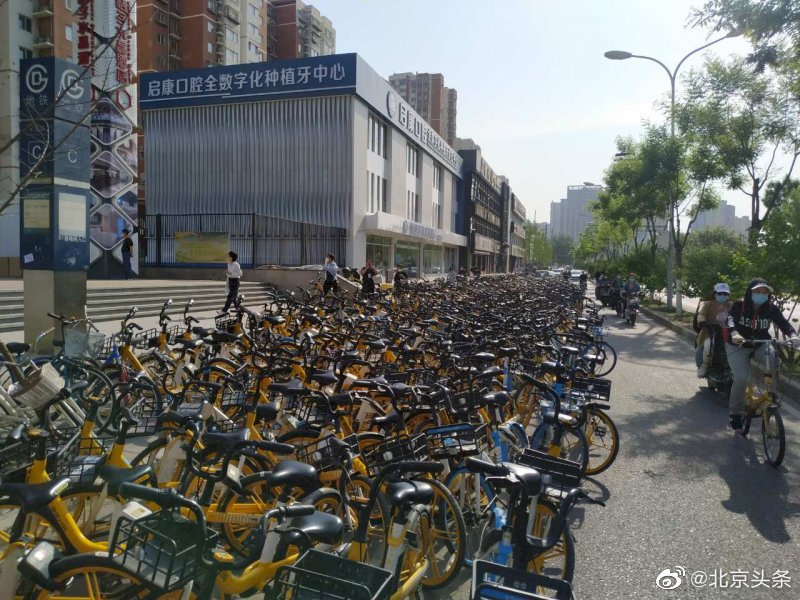 一夜回到上世紀 北京關地鐵站大批市民騎自行車上班
