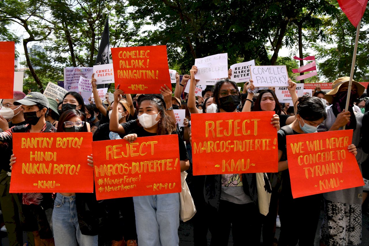 菲總統大選小馬可仕大幅領先 選委會前400人抗議