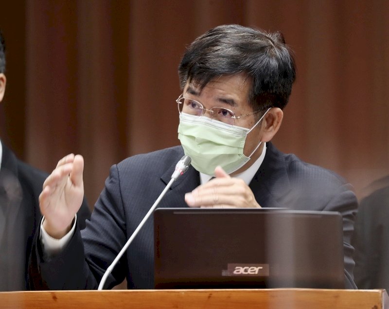 教育部長潘文忠12日赴立法院教育及文化委員會報告並備詢,潘文忠表示,「班班有冷氣」在夏天來臨前完成,不分城鄉都有冷氣吹,同時也協助各校改善電力系統,兼顧學生舒適的學習環境,以及維護校園用電安全。中央社記者張皓安攝 111年5月12日 (圖:中央社)
