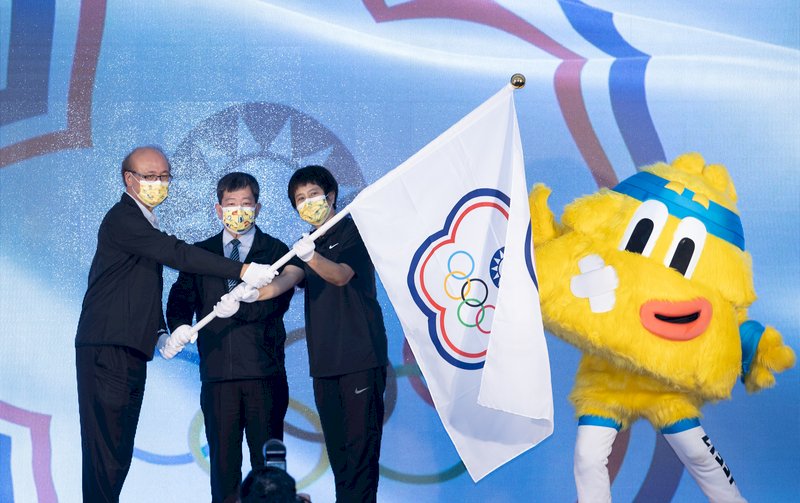 2022年世界中學生運動會代表團授旗典禮12日在體育聯合辦公大樓1樓廣場舉行,由教育部次長林騰蛟(左)授旗,期許選手們突破自我再創佳績,為國爭光。中央社記者謝佳璋攝 111年5月12日 (圖:中央社)
