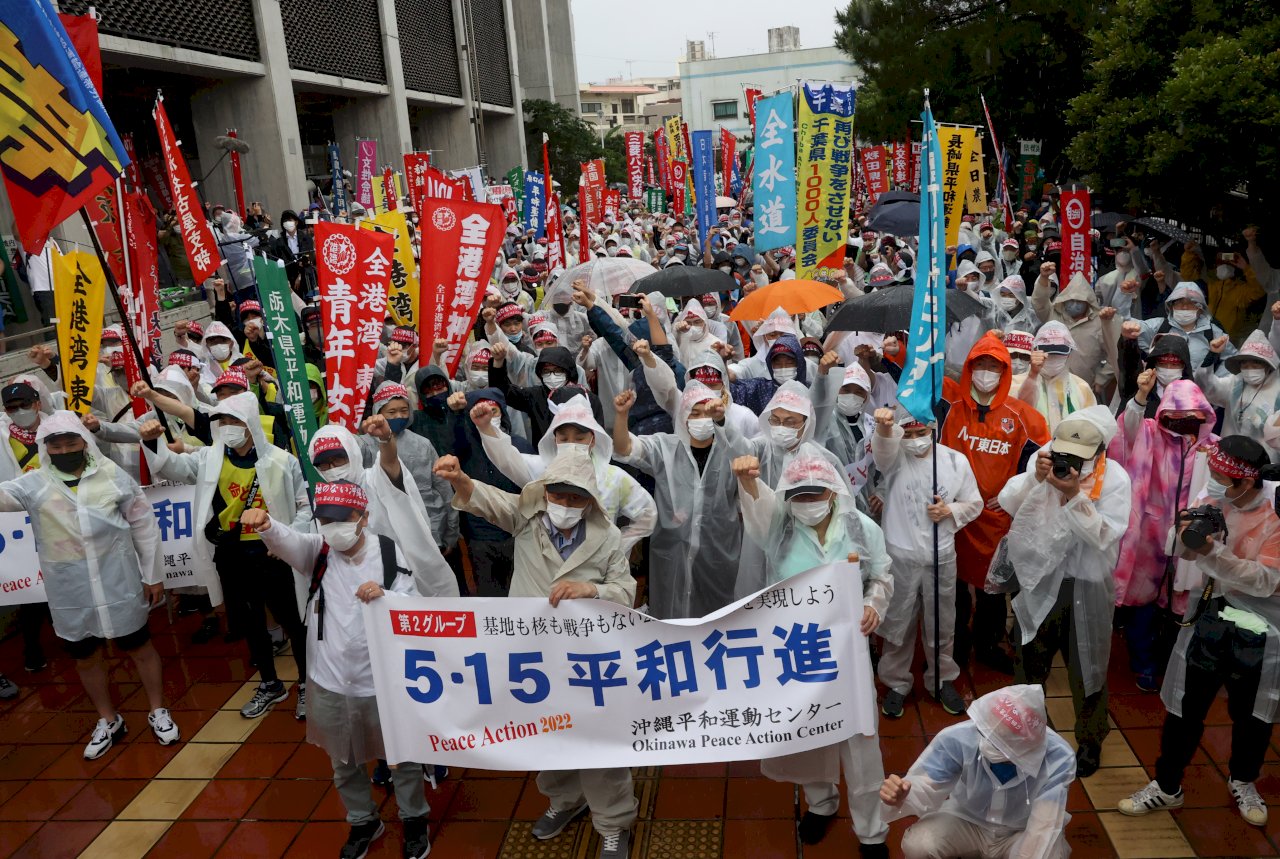 沖繩回歸日本50週年 千人遊行高喊不要美軍基地