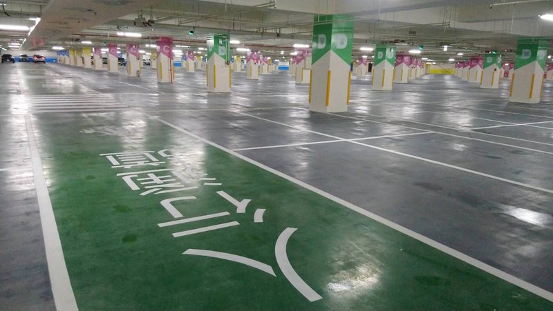 「停車場法」修正案初審過關 規範公共停車場應設置電動車位