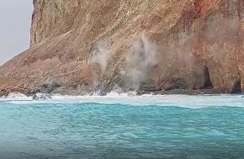 龜山島磺煙再噴發  遊客驚喜手機記錄奇景