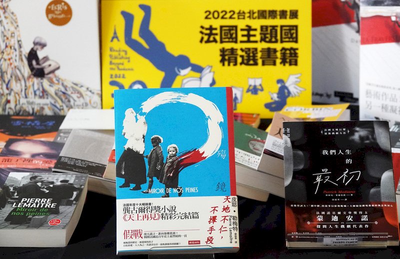 法國作家  Patrick Modiano：《暗店街》《戴眼鏡的女孩》《我們人生的最初》《環城大道》…