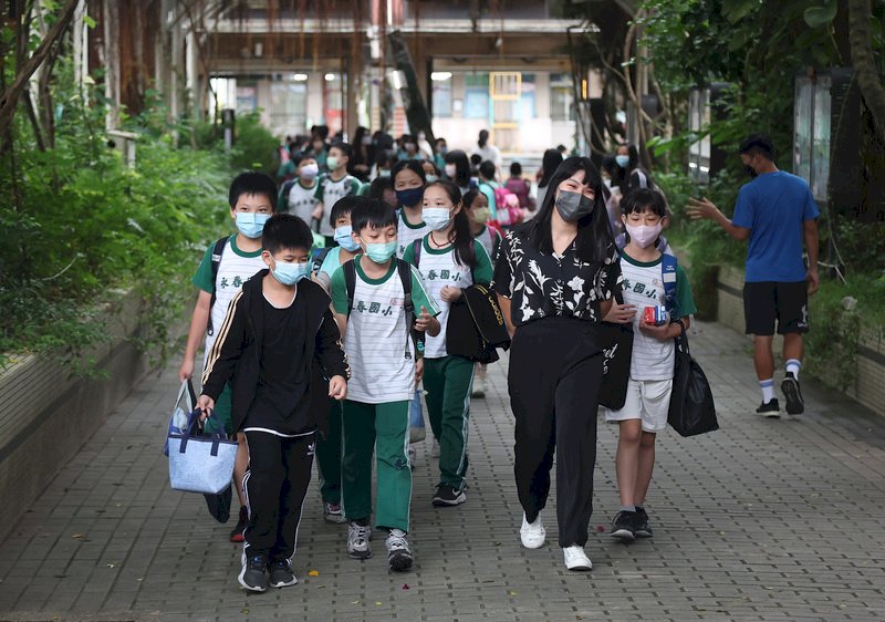 今起校園可不戴口罩 校車等地仍須佩戴