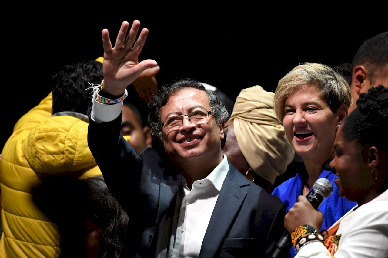 哥倫比亞選出左派新總統 叛軍對談判持開放立場