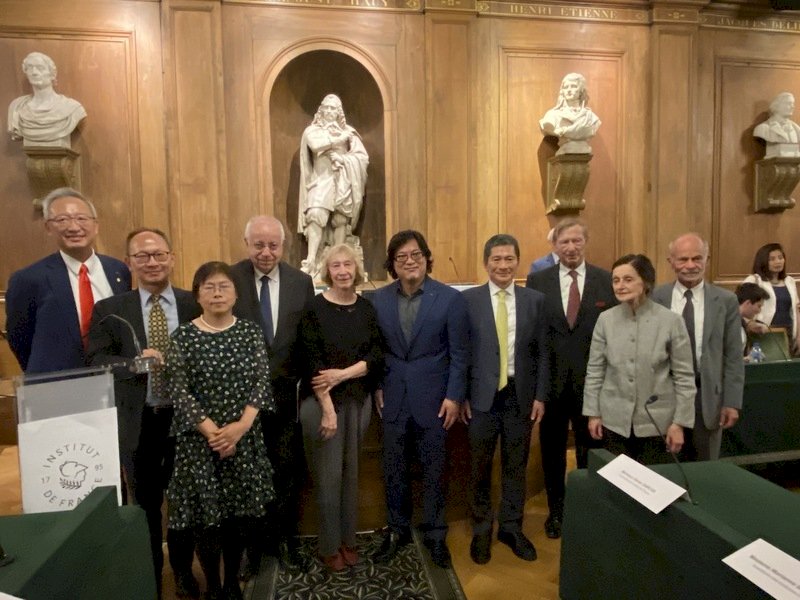 羅亞娜、吳坤墉獲頒台法文化獎 以哲學促進思想對話
