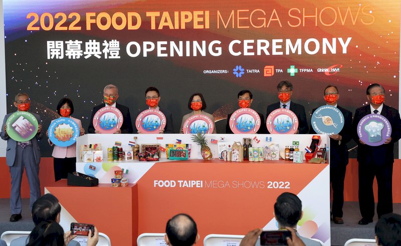 2022台北國際食品展22日在南港展覽館2館舉行,總統蔡英文(左5)出席開幕典禮,與外貿協會董事長黃志芳(左4)、立陶宛農業部政務次長吉爾卓帝斯(Egidijus Giedraitis)(左3)等來賓一同啟動儀式並合影。中央社記者鄭傑文攝 111年6月22日 (圖:中央社)