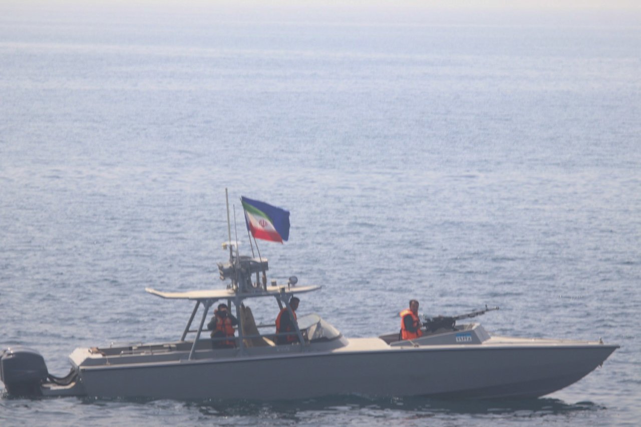 伊朗快艇逼近 美海軍發射警告彈
