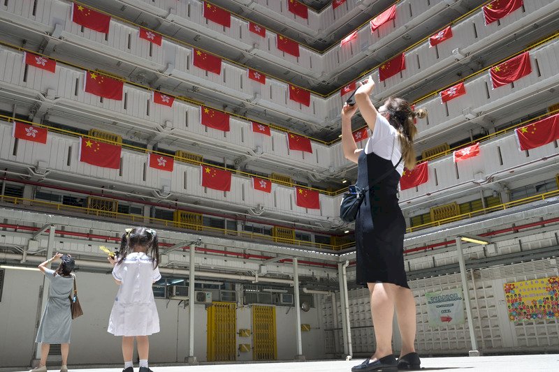 港議員籲設法吸引中產回流 民調打臉港府：近半海外港人拒歸