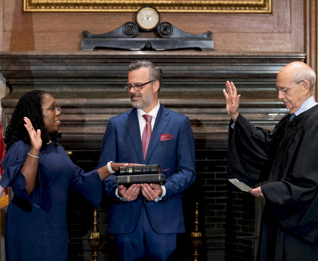 美國第一位非裔女性大法官傑克森(Ketanji Brown Jackson)（ 左）30日宣誓就職。（ 路透社／達志影像）