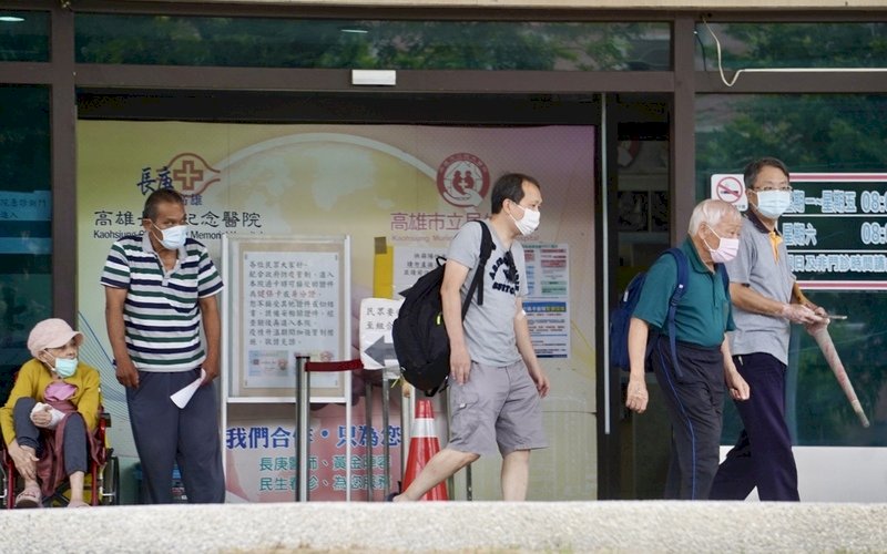 明起搭車免戴口罩  醫療照護機構短期不鬆綁