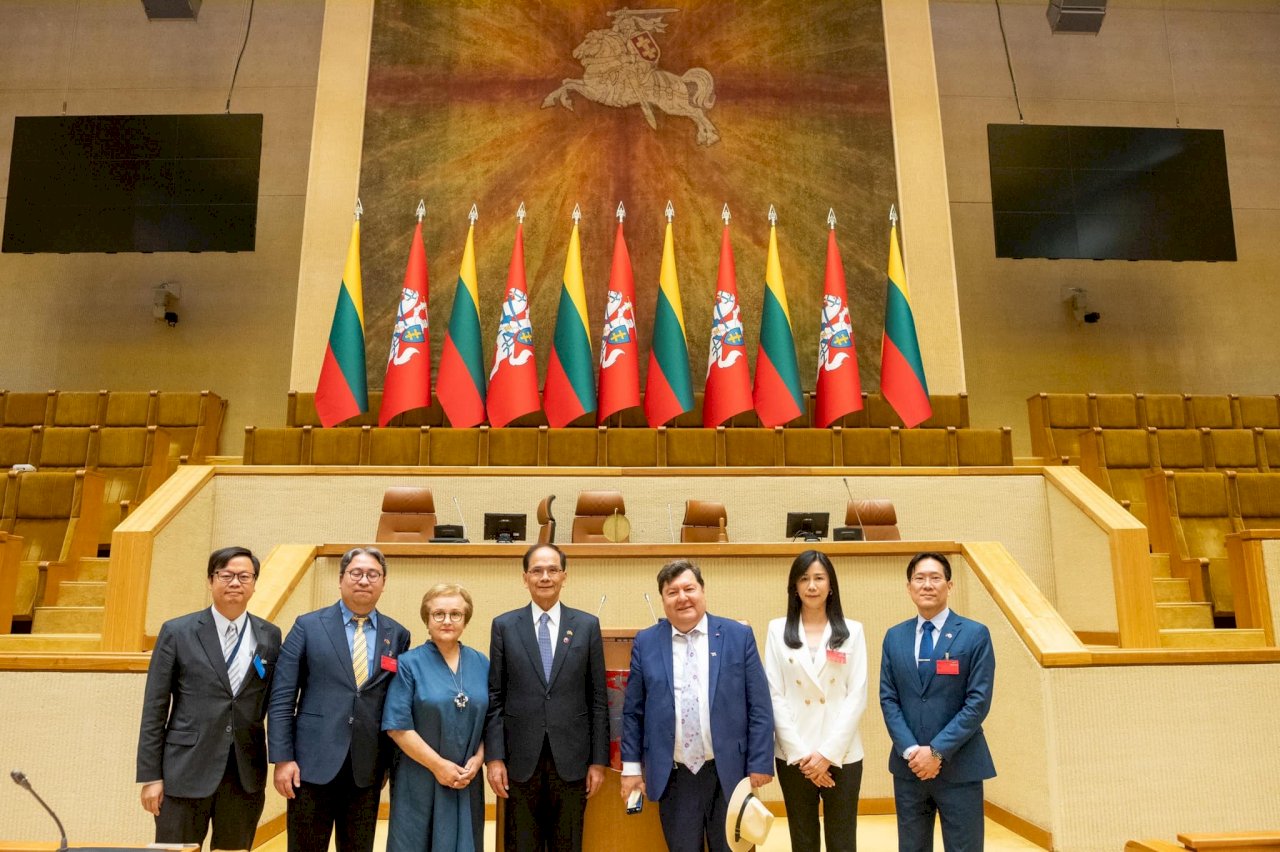 游錫堃率團訪立陶宛國會大樓  見證簽署獨立宣言歷史場景
